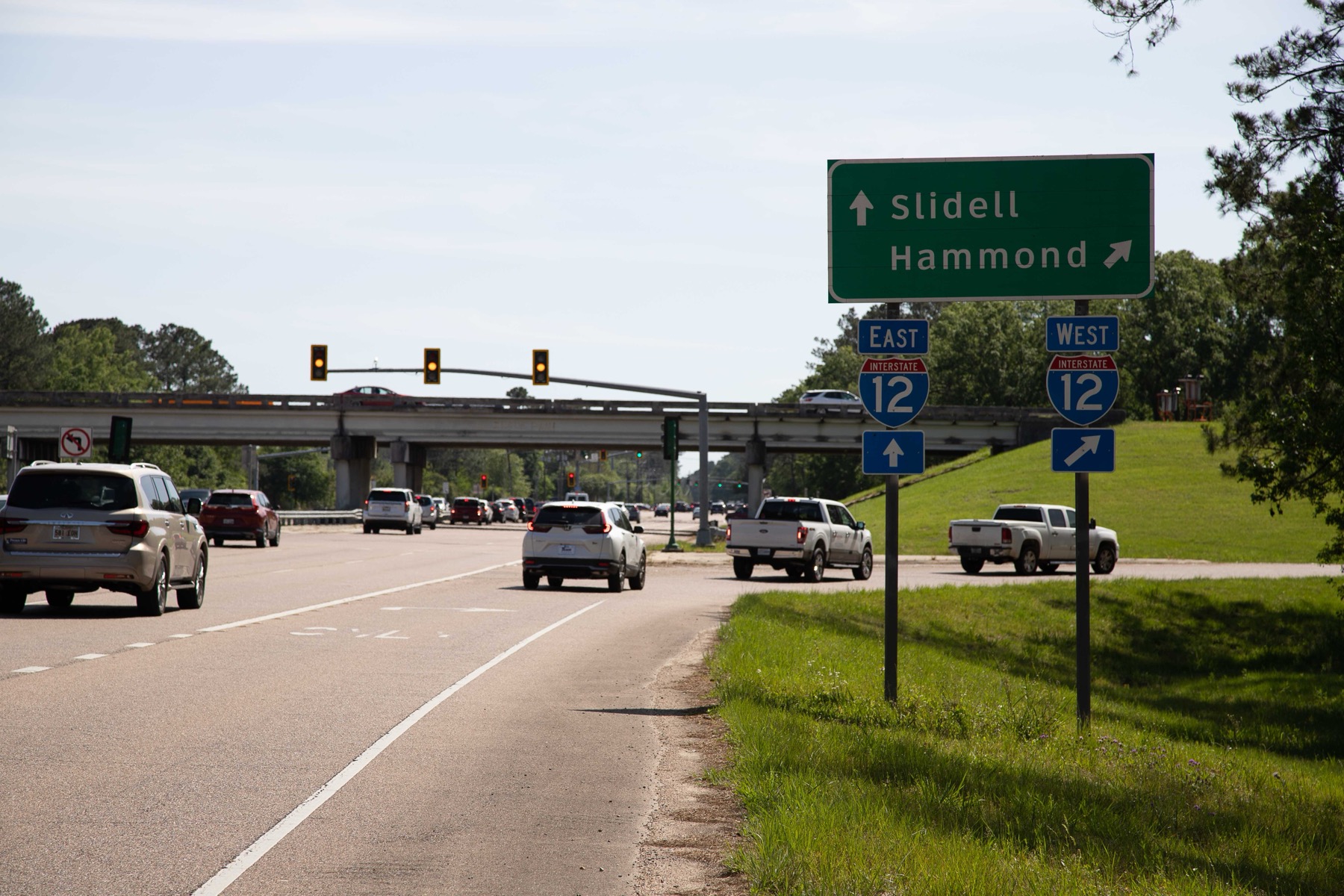 I-12 East / I-12 West shield signage with overhead 'Slidell / Hammond' guide sign over the corridor